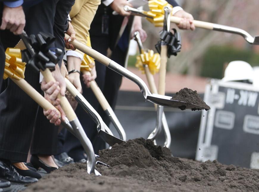 弗雷德·奥莱斯总统、菲利斯·阿克利以及其他贵宾